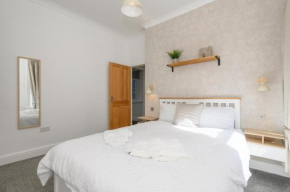 Cosy home with garden and parking, pet friendly, Yorkshire Fox Retreat Mirfield